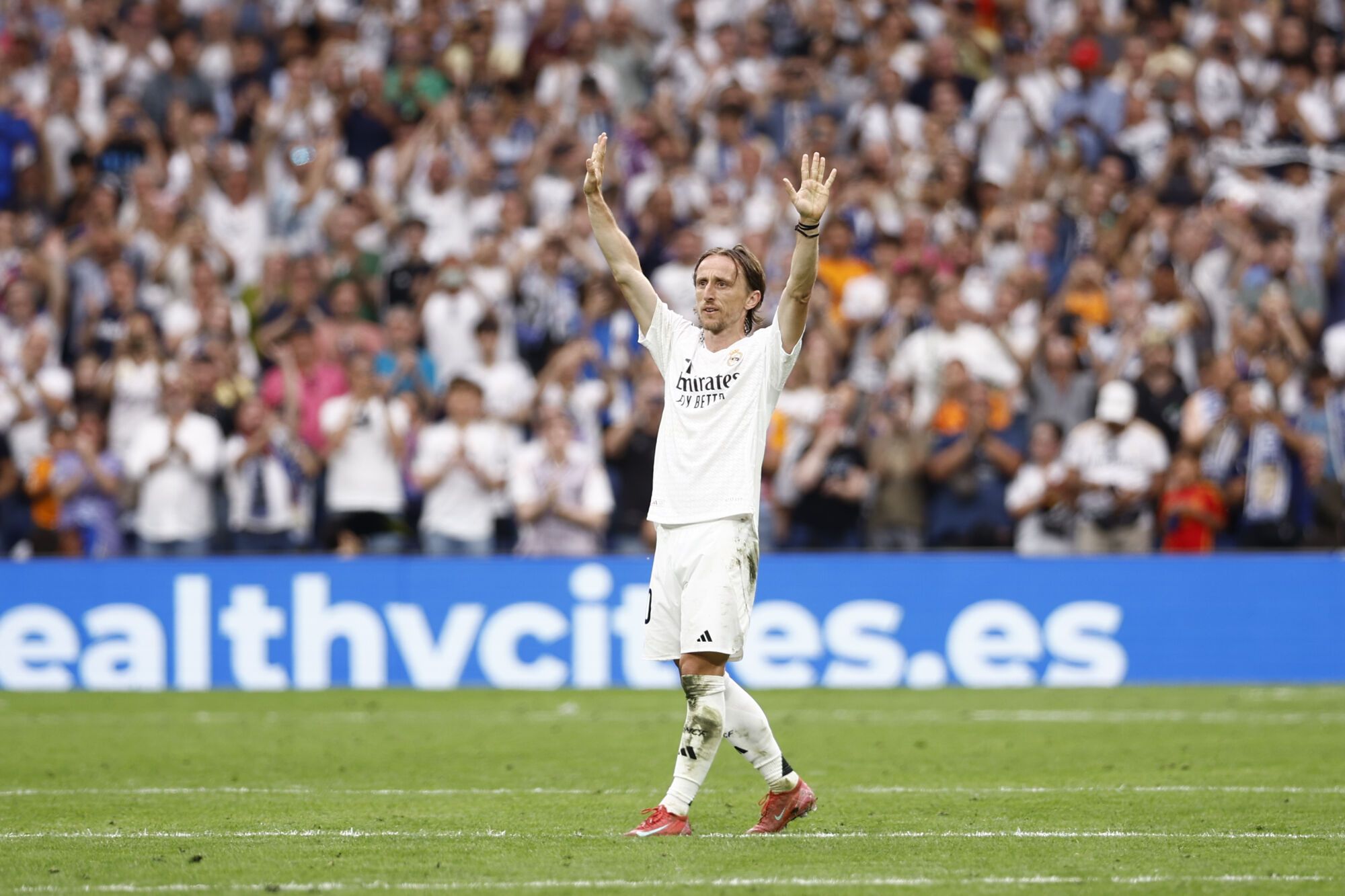 MADRID, 24/05/2025.- El centrocampista croata del Real Madrid Luka Modrić recibe una ovación tras ser sustituido en su último partido en el Santiago Bernabéu durante el partido de la jornada 38 de LaLiga EA Sports entre Real Madrid y Real Sociedad celebrado este sábado en el estadio Santiago Bernabéu de Madrid. EFE/ Daniel González