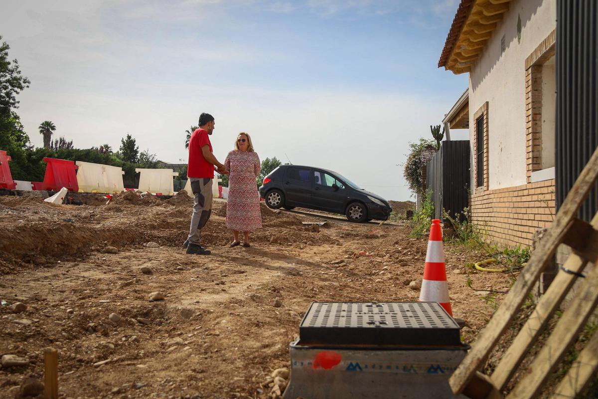 Una arqueta que marca la nueva cota de la vía, que se ha elevado 15 centímetros con respecto a las casas.