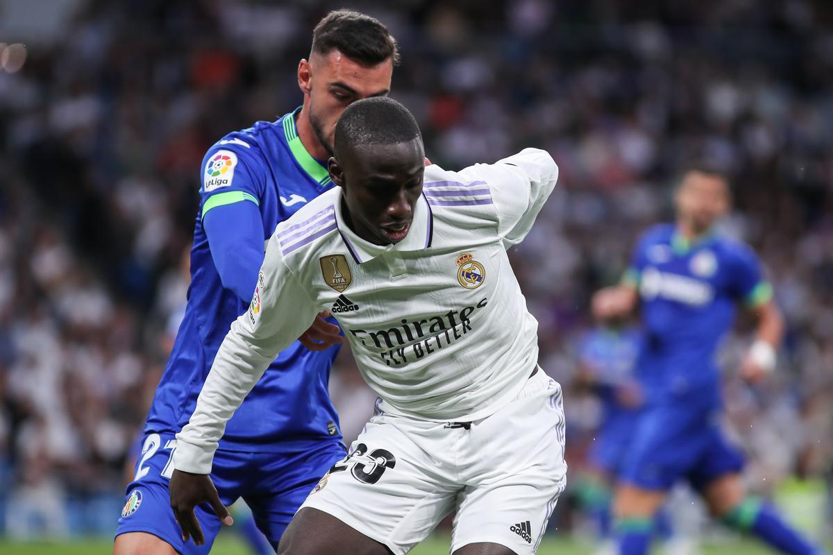 Ferland Mendy, ante Juan Iglesias, en su efímero regreso a la titularidad contra el Real Madrid.