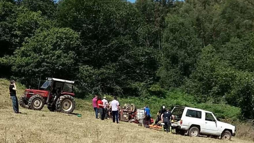 Un vecino de Las Regueras, herido tras quedar atrapado bajo un tractor