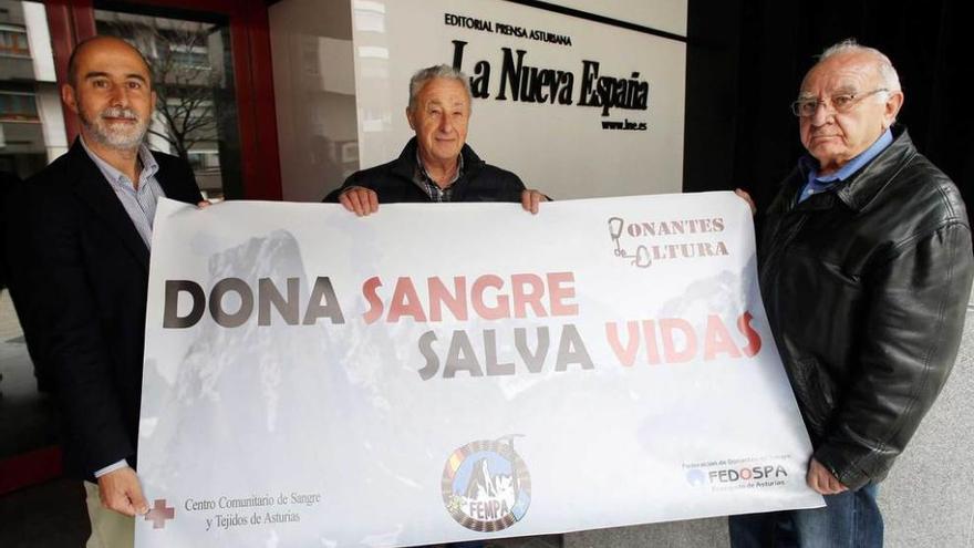 Pablo Mata, Juan Rionda y Manuel Ángel Santos, con el póster de la campaña promocional.
