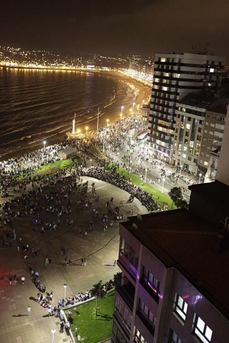 Espectáculo pirotécnico en las fiestas de Begoña, en Gijón.