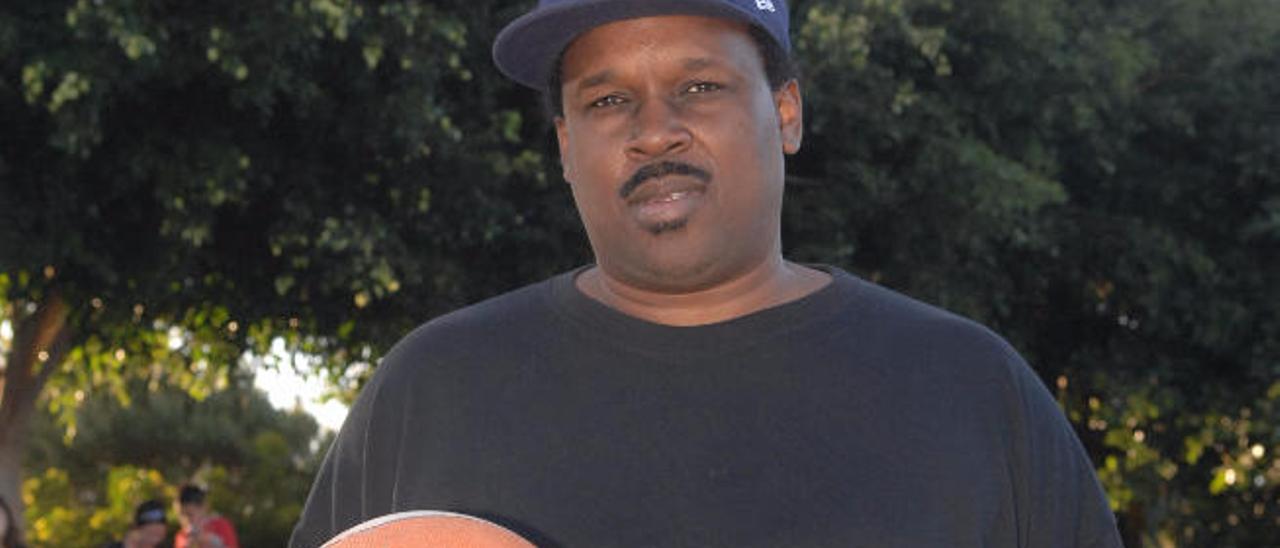 Greg Stewart, exjugador del CB Gran Canaria, en una cancha de baloncesto en Telde.