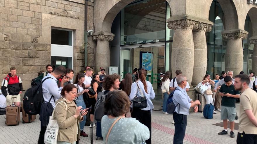 La falta de un vagón en un tren regional deja &#039;tirados&#039; a decenas de viajeros en la intermodal de Santiago