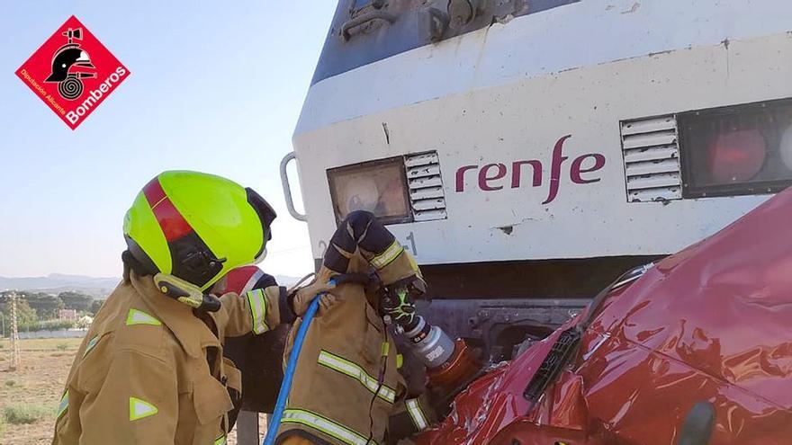 Cuatro fallecidos en el arrollamiento de un coche por un tren en Novelda