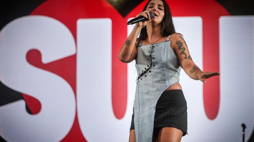 La barcelonina Suu en un moment del concert que va oferir enguany al festival Canet Rock | JORDI BORRÀS