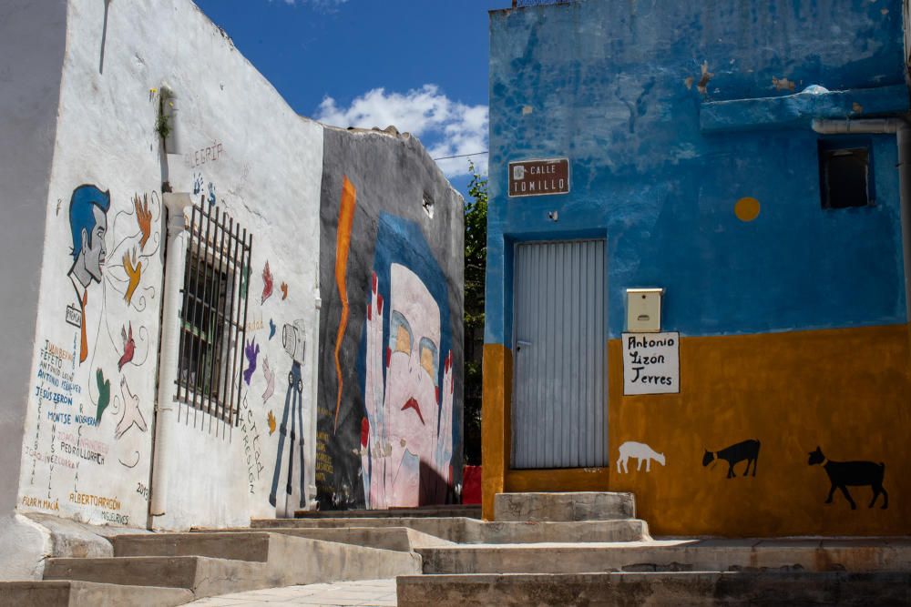 Más de doscientos murales en homenaje a Miguel Hernández engalanan el barrio de San Isidro de Orihuela