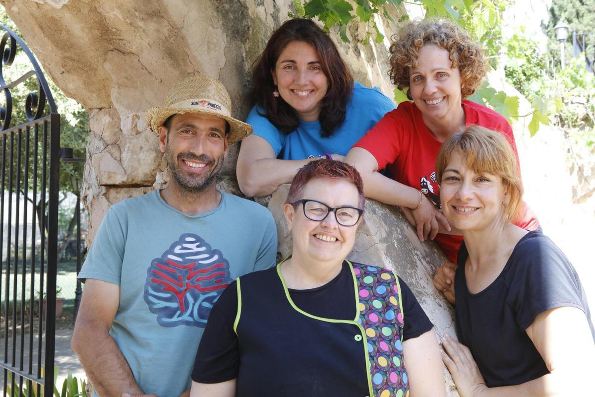 Xisca Momblanch (o. mi.) und das Team der Granja Escola Jovent.