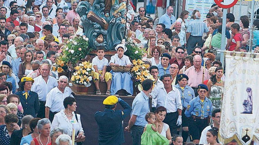 Con gorras amarilas y traje azul, los miembros de la Orden // FARO