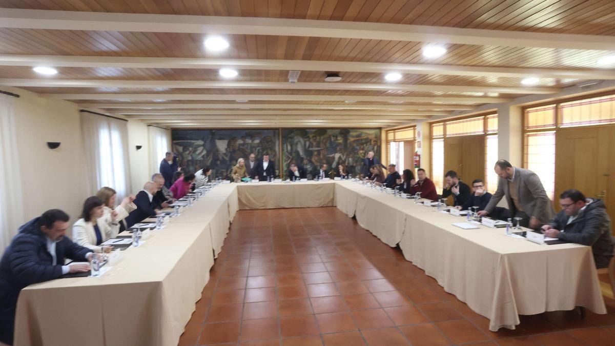 Reunión en Mariñán de los 21 concellos por los que pasa la autopista AP-9