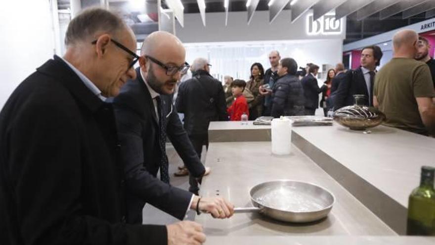 Demostración de una cerámica sobre la que se cocina ayer en TAU, filial de Pamesa.