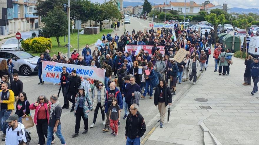 Cerca de 800 personas gritan en Cangas contra el turismo «caótico y egoísta»