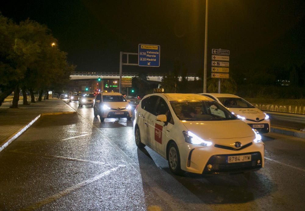 La huelga indefinida continúa: turistas cargados de maletas sin taxi en Alicante.