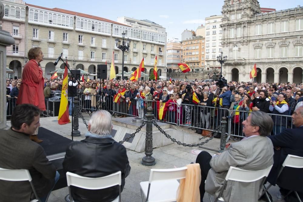 Feijóo y Francisco Vázquez muestran su apoyo a los catalanes constitucionalistas en A Coruña. // Miguel Miramontes (Roller Agencia)