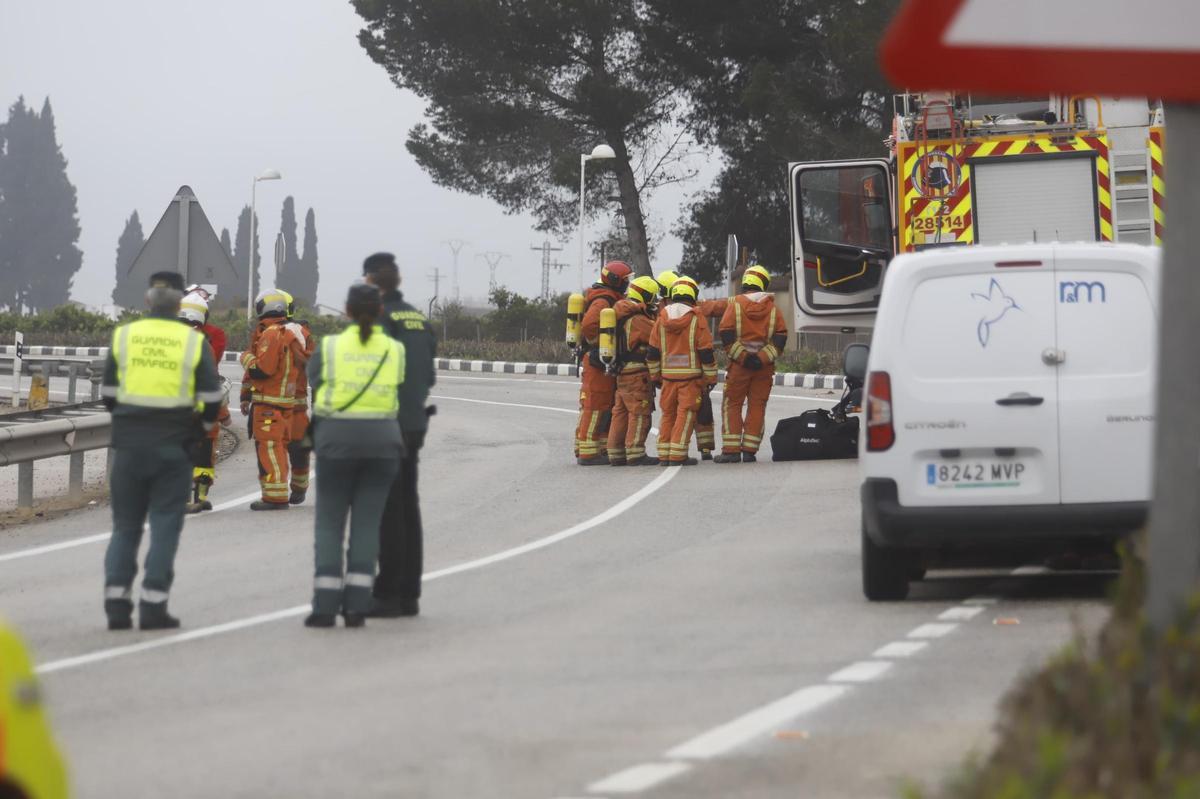 Bomberos con equipos de oxígeno que han trabajado para controlar la fuga de amoniaco.