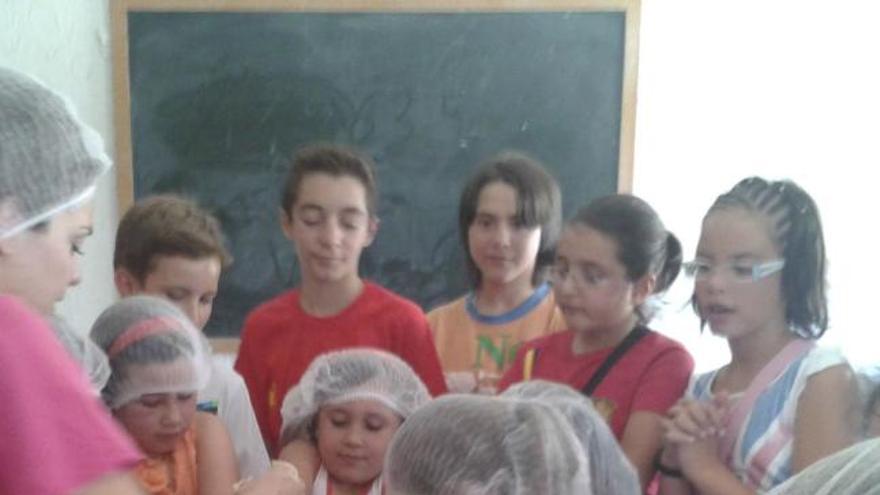 Niños de Arcos en el curso de repostería organizado por Macovall.