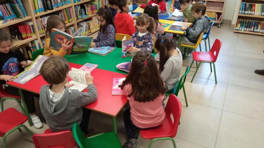 Niños de Llanera, durante una actividad de lectura en la biblioteca. | A. Ll.