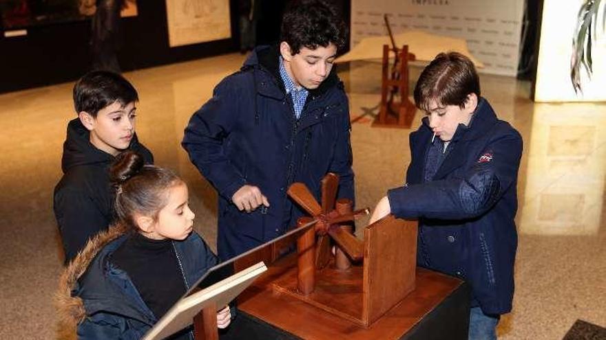 Niños admiran uno de los ingenios de Leonardo. // M.G. Brea