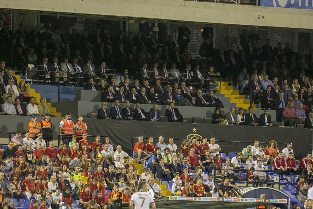 Miles de aficionados no han querido perderse el partido de la Roja