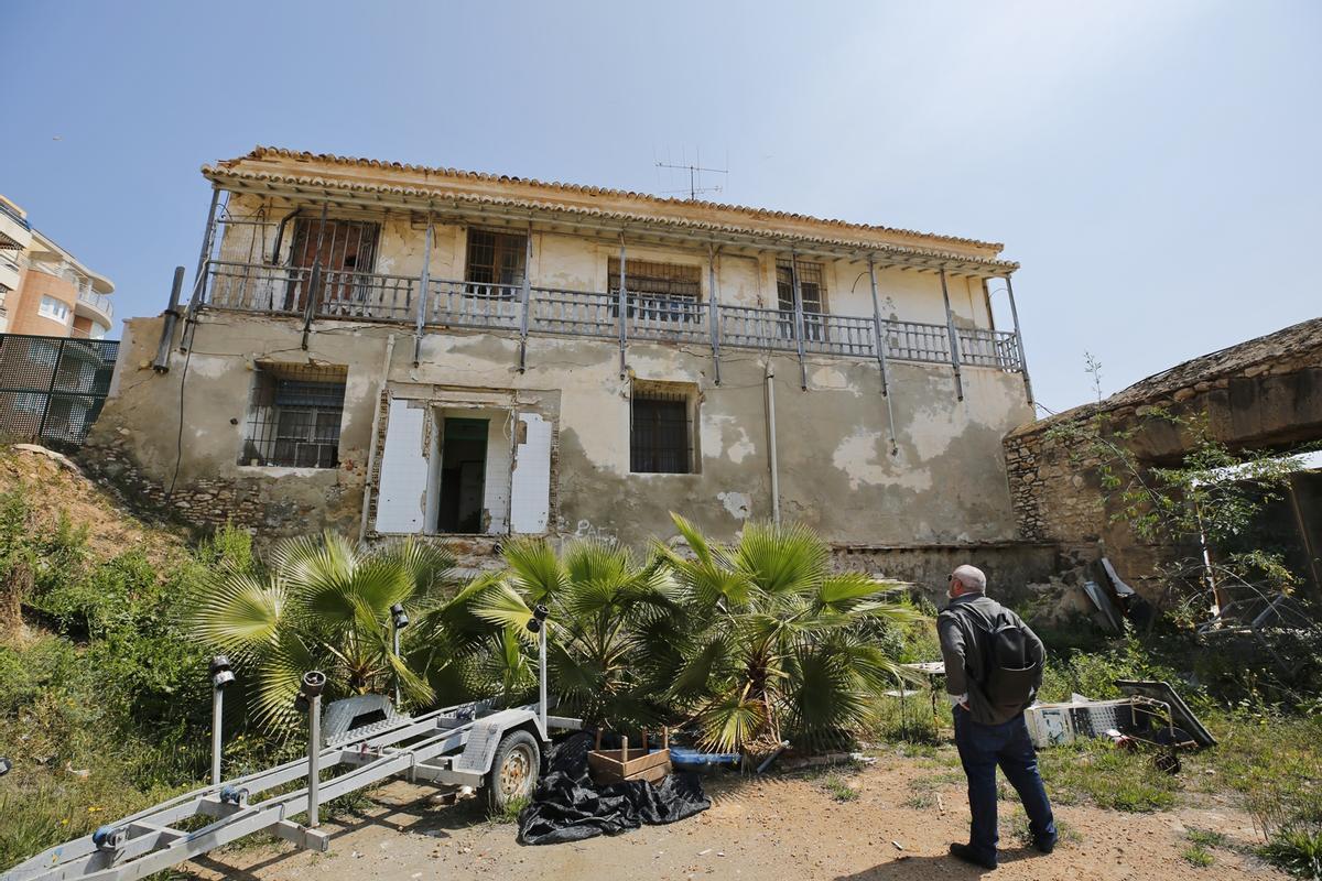 Zona interior de la antigua casa de la administración de las salinas, que la Generalitat pide que se mantenga en pie en la reforma