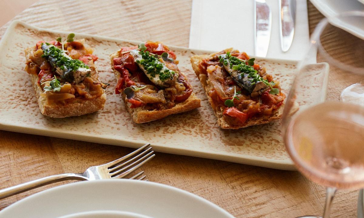 Disfruta de la gastronomía de Beso Beach que une la tradición vasca y la mediterránea.