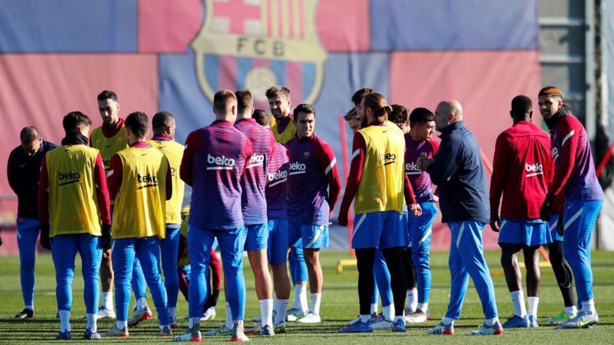 Els jugadors del Barcelona en el darrer entrenament. | EFE/ALEJANDRO GARCÍA