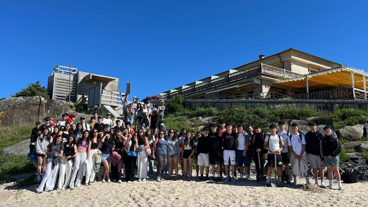 Uno de los institutos participantes, a su llegada a la playa de O Grove.