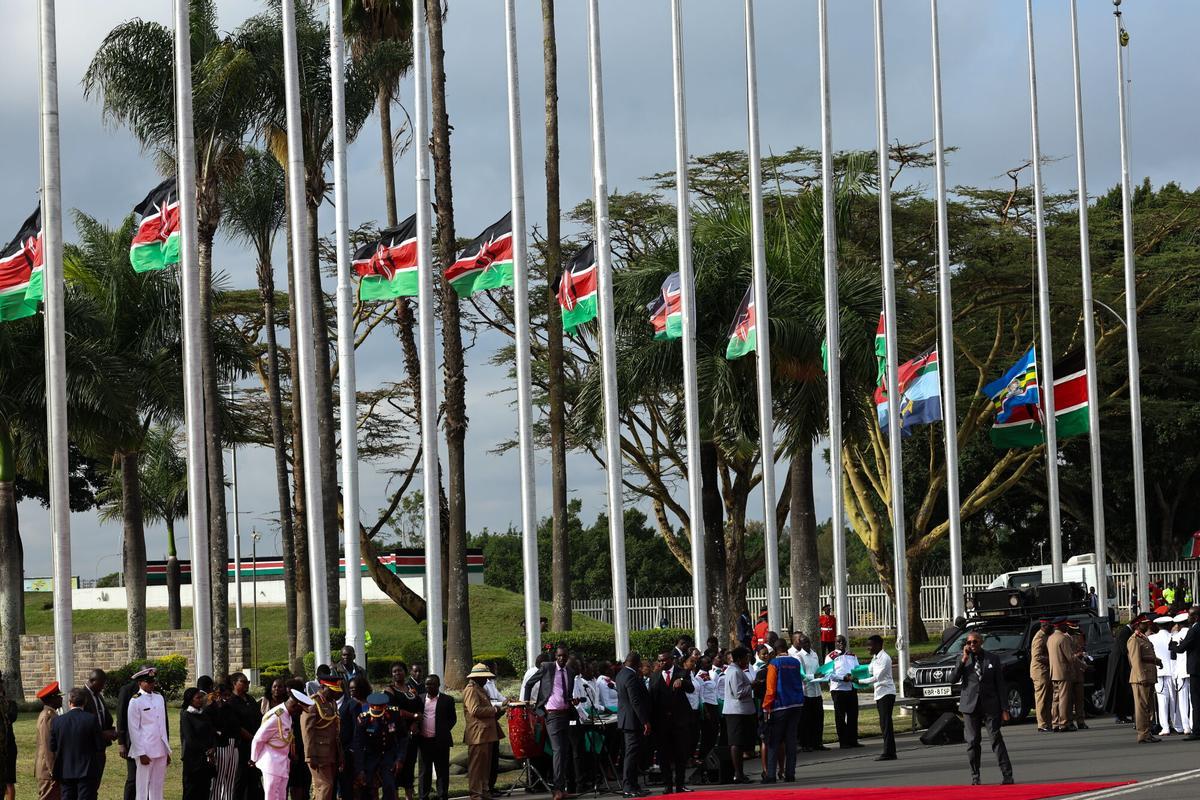 FORMER PRIME MINISTER ODINGA PAS (Kenya), 16/10/2025.- Flags fly at half-mast in tribute to the late former Kenyan Prime Minister Raila Odinga at Jomo Kenyatta International Airport in Nairobi, 16 October 2025. Odinga, 80, who spent many years as an opposition leader, passed away in India on 15 October 2025 while receiving medical treatment. (Kenia) EFE/EPA/DANIEL IRUNGU