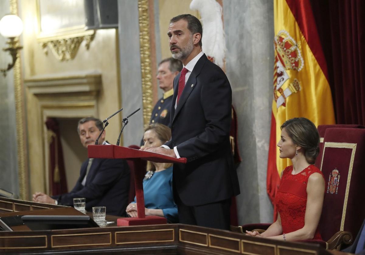 GRA163  MADRID  28 06 2017 - El rey Felipe VI  durante el discurso que pronuncio en el Congreso de los Diputados donde los monarcas han presidido la sesion solemne de la conmemoracion del 40 aniversario de las elecciones de 1977  EFE Chema Moya