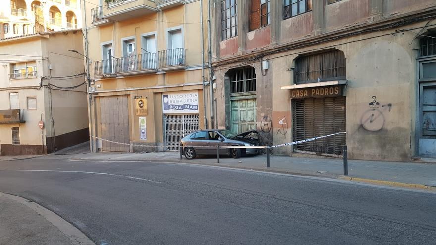 Un cotxe s’encasta a una façana de la ronda Moreta de Berga i els ocupants fugen