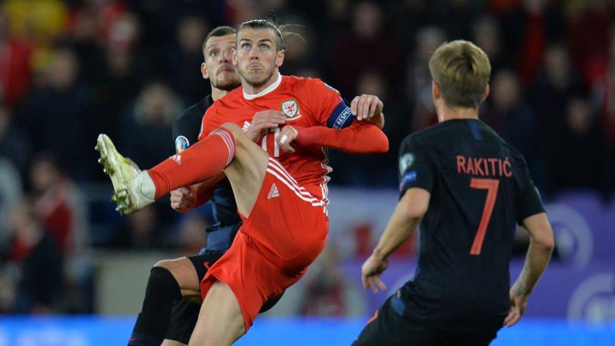 Bale pugna por un balón con Ivan Rakitic