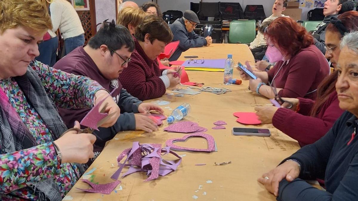 Una veintena de personas vinculadas a Acudim y Aspropace participaron en el taller de manualidades relacionado con San Valentín.