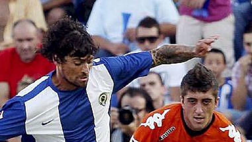 El jugador del Hércules Tote, en una acción de ataque ante el Valencia.