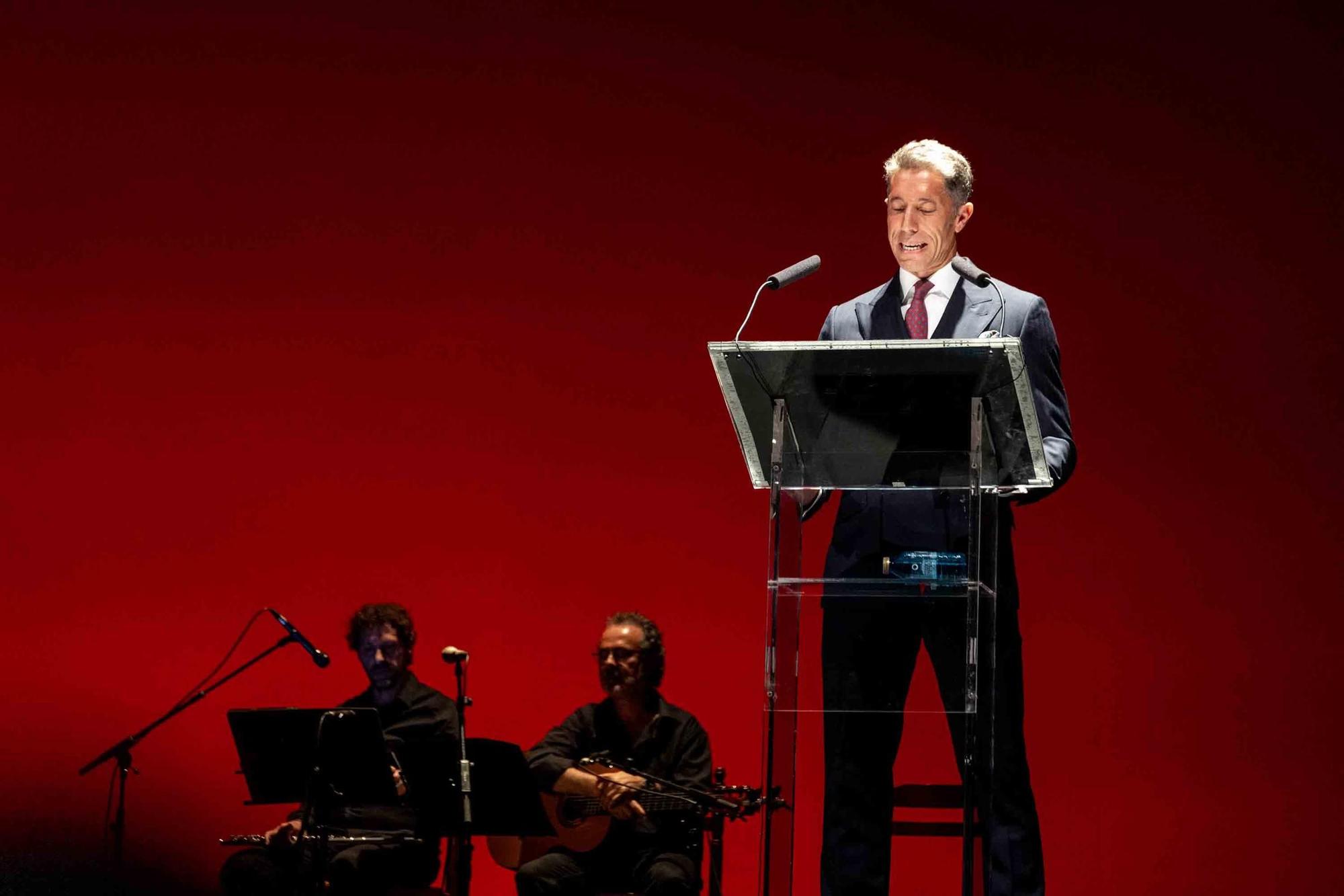 Manuel Escribano pronuncia el pregón de apertura de la Feria de Hogueras en el Teatro Principal de Alicante