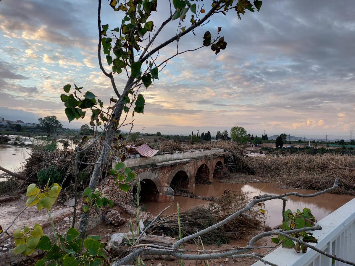 El Pont Vell de Riba-roja, al día siguiente de quedar destrozado por la dana.