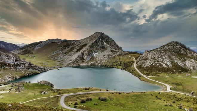 En los lagos de Covadonga los niños podrán correr a sus anchas.