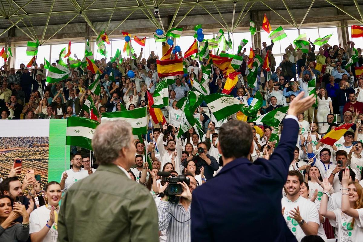 Nuñez Feijóo y Moreno saludan al público asistente en el mitin de Málaga.