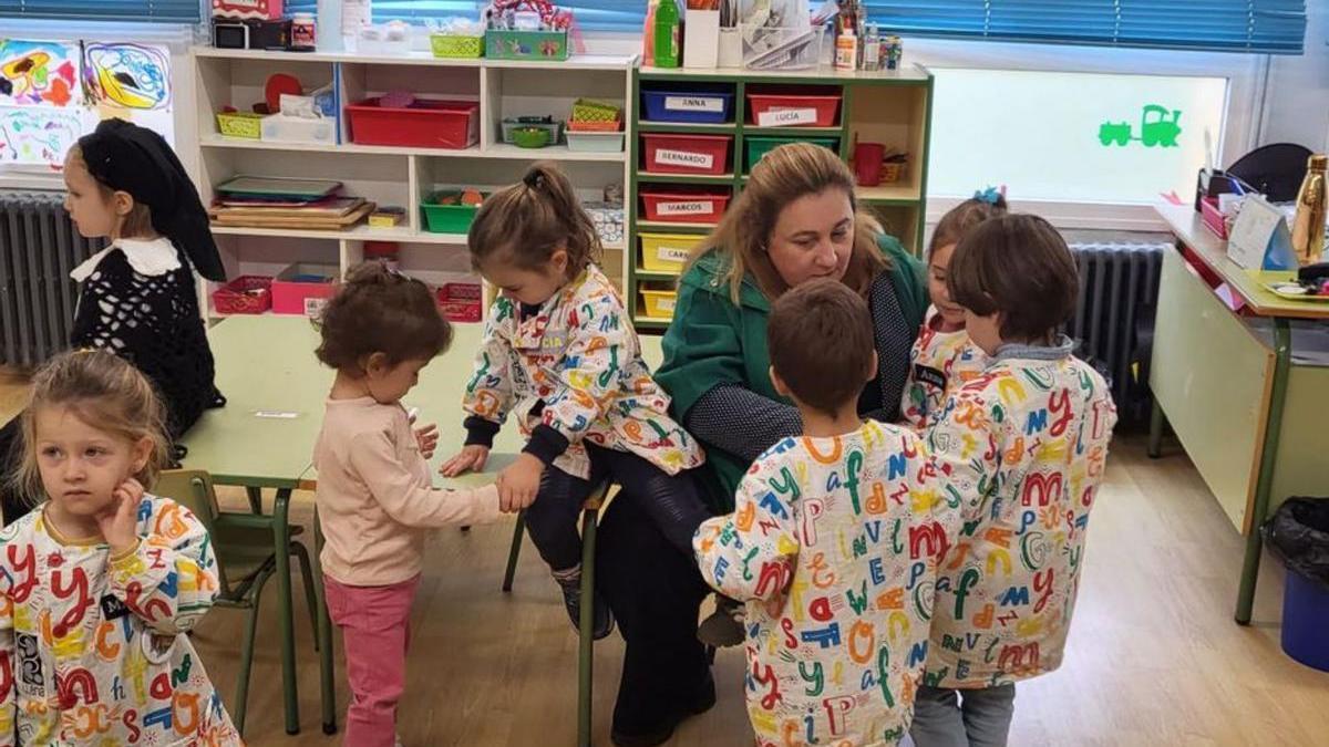 La consejera de Educación conversa con un grupo de escolares. 