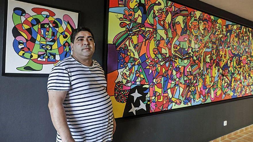 El artista mallorquín José Luis Mesas posa junto a la obra que presentará en Jaén.