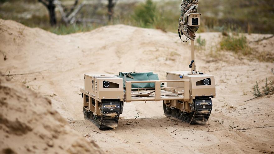 Las firmas ucranianas Tencore y Frontline Robotics han presentado con este vídeo la combinación del robot TerMIT con un dron volador Storm.