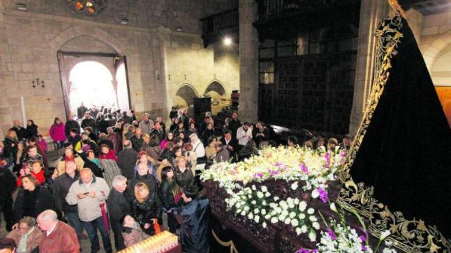 Zamoranos y turistas acuden a la iglesia de San Juan para ver de cerca a La Soledad.