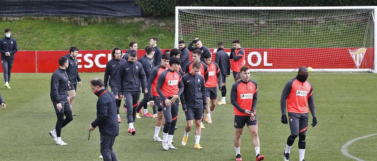 Los jugadores del Sporting, durante el entrenamiento de ayer, en Mareo.