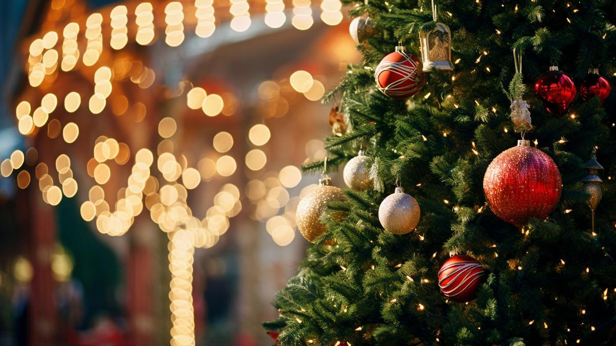 Un árbol de Navidad decorado con luces y guirnaldas.