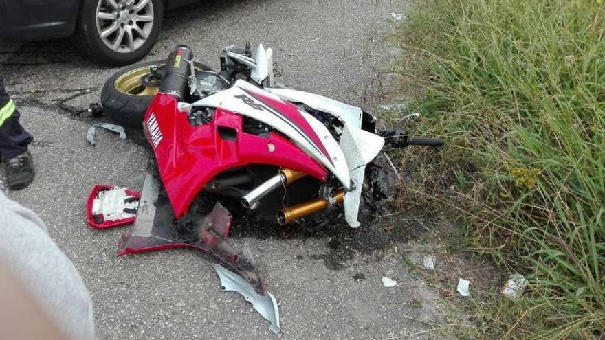 Un joven de 23 años muere en Redondela al impactar con su moto contra el quitamiedos