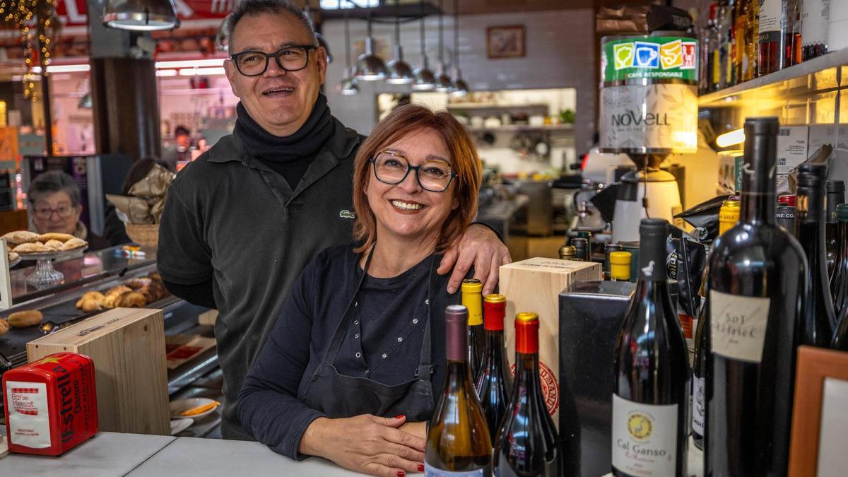 Germina Sánchez Mercadé, dueña del Bar del Mercat, en el Mercat del Centre de Vilanova i la Geltrú, con su marido, Enric Feliu Larena, con quien regenta el establecimiento.