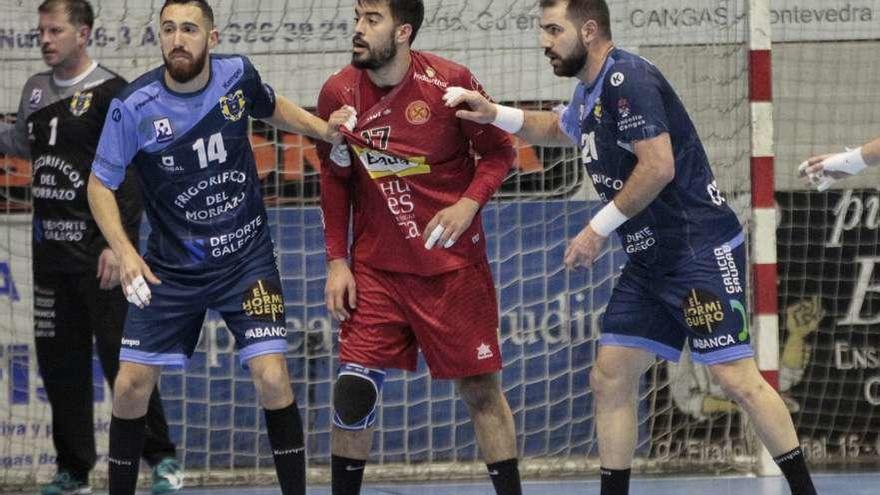 Franco Gavidia -izquierda- defendiendo a Carró (Bada Huesca) junto a Dani Cerqueira. // Santos Álvarez