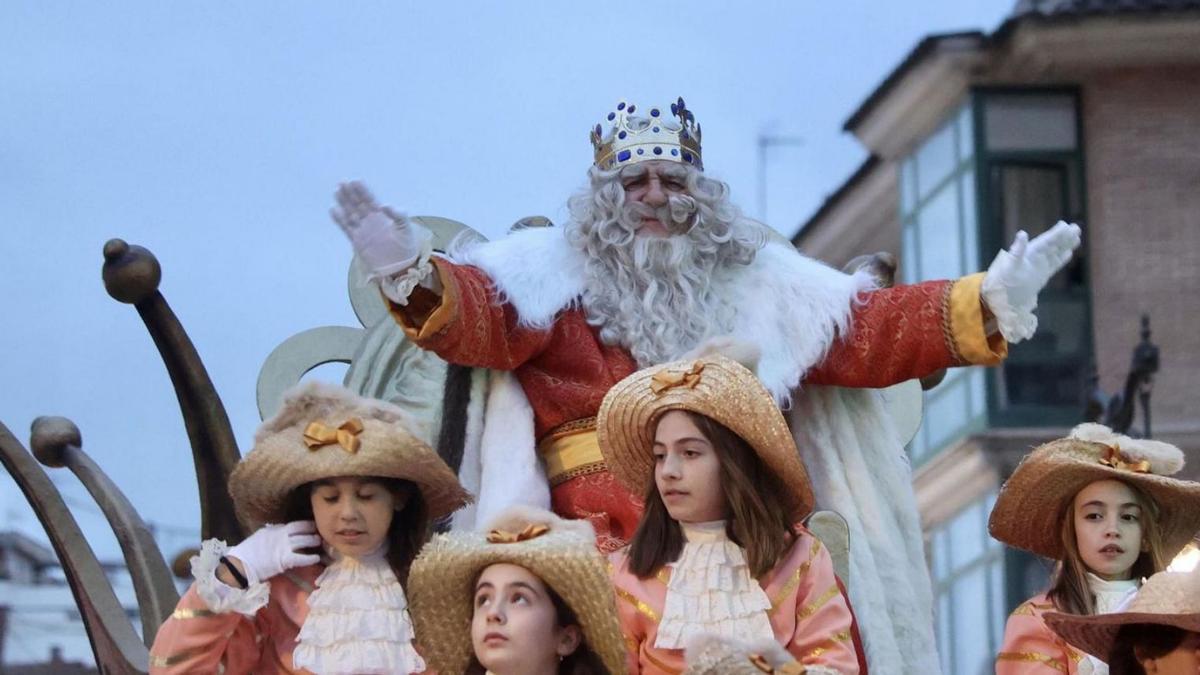 El rey Melchor durante la Cabalgata de Reyes Magos en Murcia, el lunes.