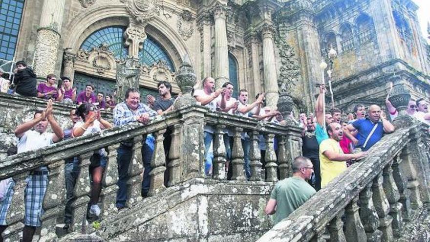 Los concentrados ayer al final del acto en las escaleras de la fachada de la catedral de Santiago. // Ó.Corral