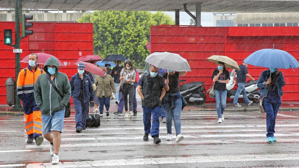 Trabajadores de PSA a la salida de la fábrica // Marta G. Brea