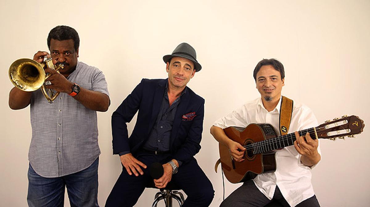 Zenet interpreta en acústic el tema ’Pura envidia’.